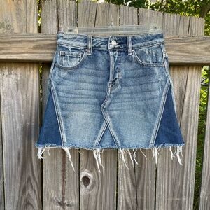 PacSun skirt.‎